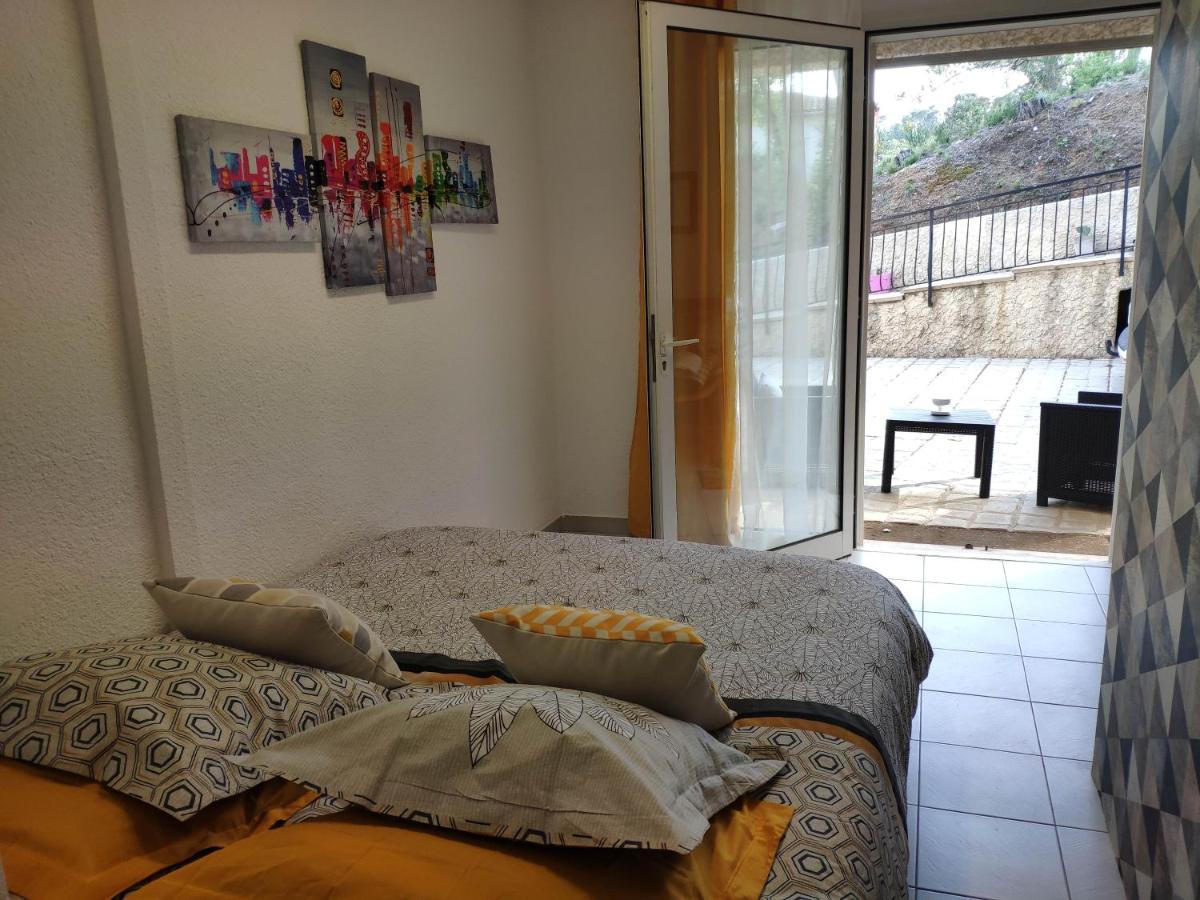 La Tourelle Suite Cosy Entre Vignoble Aixois Et Luberon Le Puy-Sainte-Réparade Exterior foto